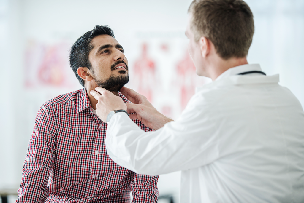 Médico examinando os lados de pescoço de paciente, que inclina a cabeça um pouco para cima.